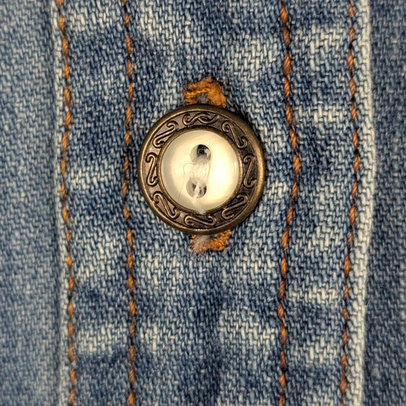 Hunt Club Medium Petite Vintage-Looking Denim Button Down Shirt - Picture 5 of 9